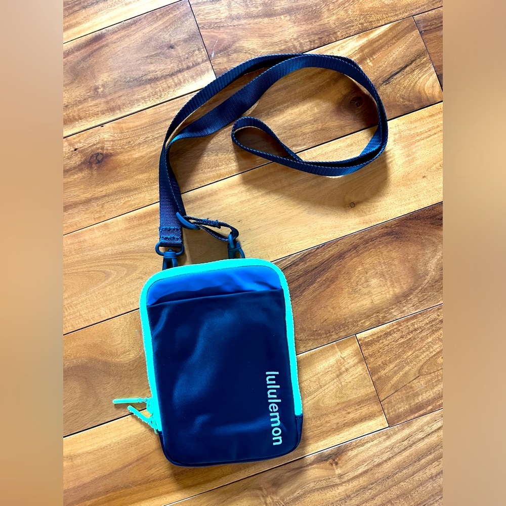 Lululemon crossbody easy access bag